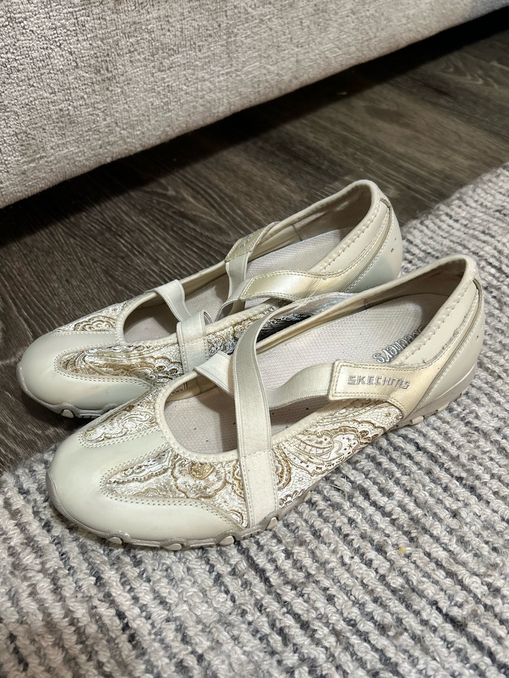 Skechers Womens Size 10 F Wide Mary Jane Flats Ivory Gold Brocade Floral Y2K